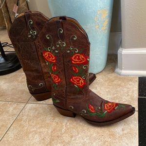 Excellence in motion wearing a fabulous Johnny Ringo boots🌺🌸🌺